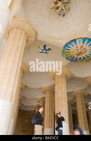 L'photographin mosaïques dans le plafond de salle des colonnes dans le Parc Güell à Barcelone Espagne Europe Banque D'Images