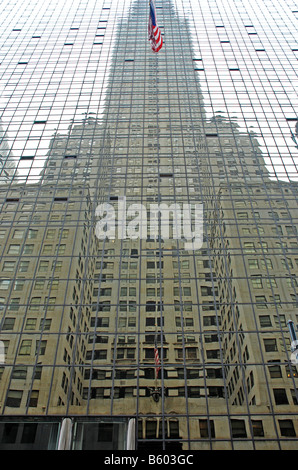 Chrysler building reflected in glass building d'en face Banque D'Images