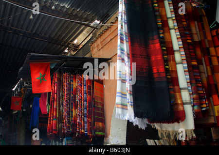 Tapis et moquettes de couleur vive pour la vente dans le souk, près de la place Jemaa el Fna Marrakech Maroc Banque D'Images