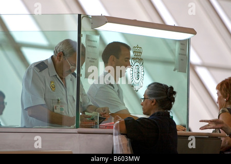 Contrôle de l'Immigration à l'aéroport de Bilbao dans le nord de l'Espagne Banque D'Images