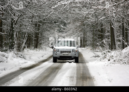 Land Rover Freelander 2 véhicule roulant le long d'une route rurale couverte de neige en hiver, en Ecosse, Royaume-Uni Banque D'Images