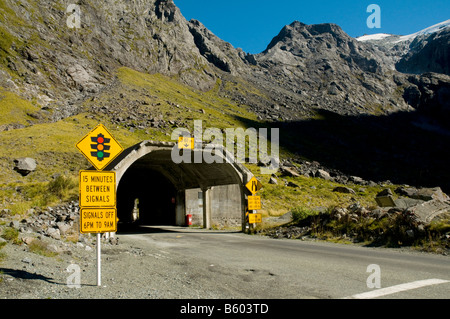 L'entrée est de la Holmer Tunnel, sur la route de Milford Sound, Fjordland, île du Sud, Nouvelle-Zélande Banque D'Images