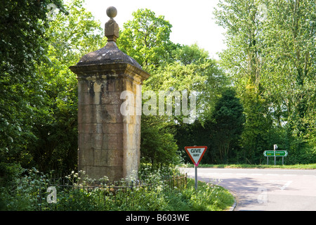 Les quatre Shire Pierre, une colonne en pierre de Cotswold près de Moreton in Marsh,marqué à l'origine le lieu de rencontre de quatre comtés Banque D'Images