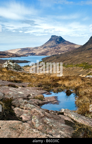 La Stac Pollaidh distinctif, ou Stac Polly, montagne et loch Lurgainn prises à partir de la seule piste road à la sortie de l'A835, l'Ecosse Banque D'Images