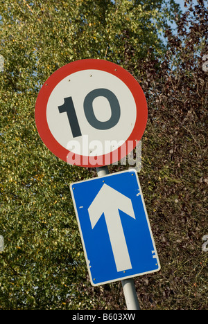 La signalisation routière indiquant une limite de vitesse de 10 miles par heure le long d'une rue à sens unique au Royaume-Uni Banque D'Images