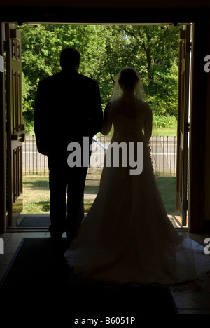 Silhouette of a senior couple debout dans l'église de la porte Banque D'Images