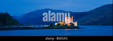 Vue panoramique sur le château d'Eilean Donan de nuit avec les lumières et les eaux du Loch Duich, western highlands, Ecosse Banque D'Images