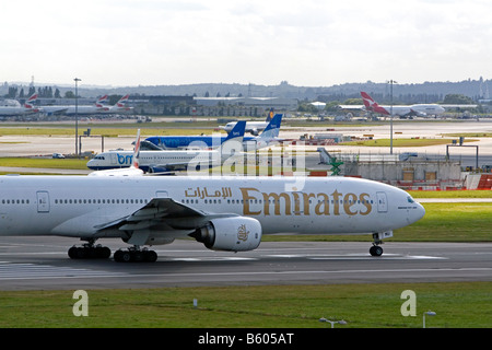 Avion de Boeing 777 unis sur la piste à l'aéroport Heathrow de Londres, Angleterre, Royaume-Uni Banque D'Images