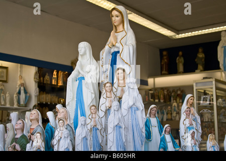 FRANCE, Lourdes. Madones et des statues religieuses en vente dans le sanctuaire de Lourdes, France. Banque D'Images