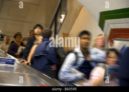 Les gens monter un escalator dans le métro de Londres le métro à Londres en Angleterre Banque D'Images