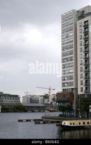 Péniche stationnée à Charlotte Quay en Irlande Dublin docklands s Banque D'Images