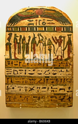 Ornement en bois d'un sarcophage extérieur ou boîte de canopes représentant l'oiseau Ba Egypte archéologie égyptienne Banque D'Images