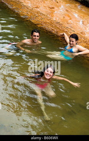 Les gens se détendre dans la piscine thermale en plein air printemps ville de Furnas São Miguel Açores Portugal Banque D'Images