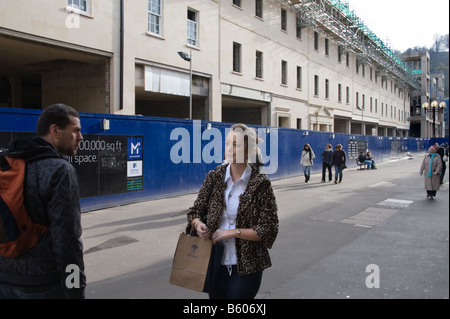 Les gens à pied par le nouveau centre commercial Southgate à Bath, Angleterre en construction, Novembre 2008 Banque D'Images