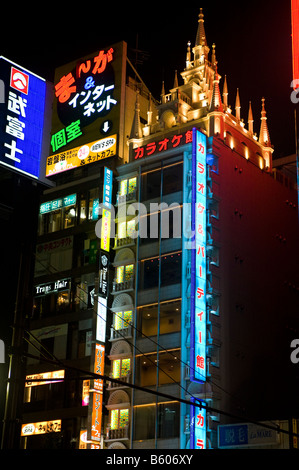 Enseignes au néon sur un immeuble à Shinjuku de nuit, Tokyo, Japon Banque D'Images