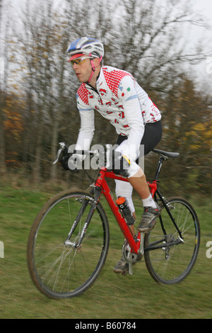 Un homme monté sur un vélo de cyclo-cross. Banque D'Images