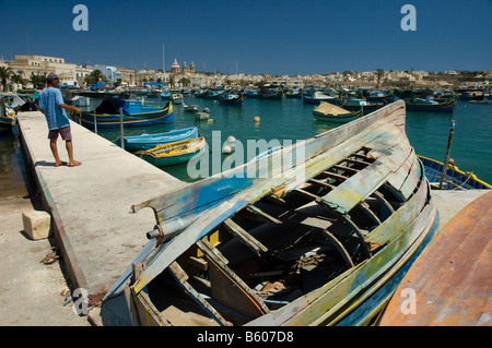 Les ruines d'un bateau de pêche à Marsaxlokk à Malte Banque D'Images