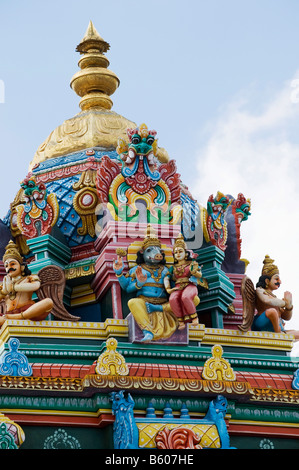 Divinités hindoues, statue peinte, sur l'Éternel Lakshmi Narasimha Swamy Temple à Kadiri, Andhra Pradesh, Inde Banque D'Images