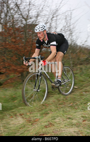 Un homme monté sur un vélo de cyclo-cross. Banque D'Images