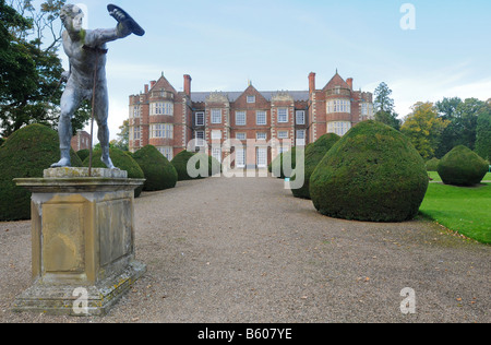 Burton Agnes Hall, Driffield, Yorkshire, UK 'protégé' par une statue d'un guerrier Banque D'Images