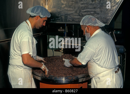 Les gens les hommes Les hommes, les travailleurs à l'usine de chocolat Godiva Ville de Bruxelles Région de Bruxelles Capitale Belgique Europe Banque D'Images