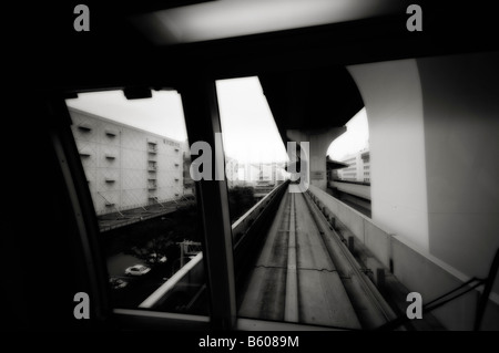 Guidage automatique du train (ligne Yurikamome), arrivant à la boucle du pont Rainbow, aller à l'île d'Odaiba. La baie de Tokyo. Le Japon Banque D'Images