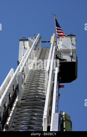 L'échelle d'un camion échelle étendu vers le haut avec un drapeau américain en haut Banque D'Images