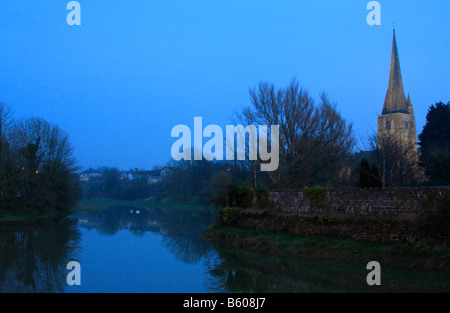 Le fleuve Gwendraeth Kidwelly, Carmarthenshire, dans l'ouest du pays de Galles, Royaume-Uni, au crépuscule, montrant l'église de la Vierge Marie Banque D'Images