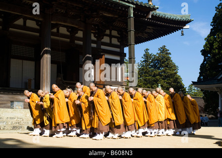 Les moines shingon bouddhistes prient dans Danjo Garan KOYASAN complexe monastique en Japon Banque D'Images