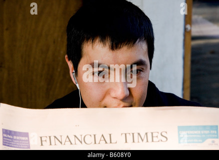 Jeune homme lecture papier financière intérêt avide Banque D'Images