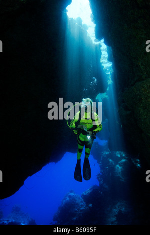 Grotte grot scuba diver dans la grotte avec des réflexes, Mer Rouge Banque D'Images