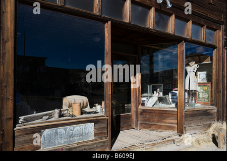 Vitrine dans la Boone Store dans la ville fantôme de l'extraction de l'or Bodie, près de Bridgeport, la Sierra Nevada, en Californie Banque D'Images