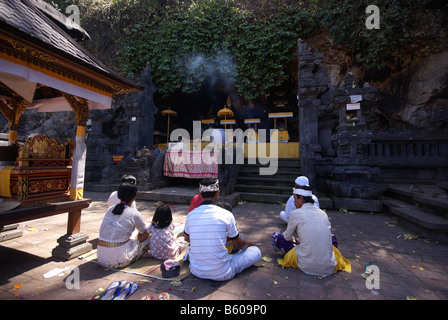 Les fidèles des grotte de chauves-souris (Goa Lawah) temple à Bali village Wates Banque D'Images