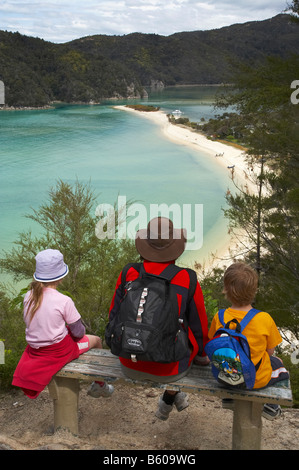 Famille sur l'Abel Tasman Coastal Track au-dessus du Torrent Bay Parc national Abel Tasman Nelson Region ile sud Nouvelle Zelande Banque D'Images