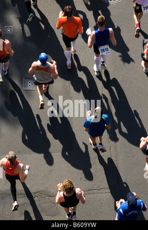 Les coureurs de marathon vu de dessus Banque D'Images