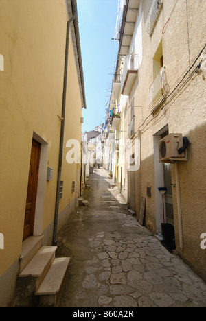 Ruelle dans la ville à flanc de Calitri avec vieille femme à la maison avec ses Banque D'Images