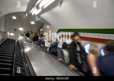 Les gens monter un escalator dans le métro de Londres le métro à Londres en Angleterre Banque D'Images