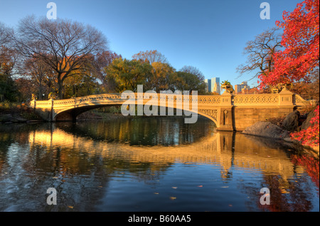 Pont de l'arc à l'automne tôt le matin, un jour ensoleillé Banque D'Images