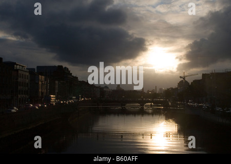 Vue sur les objectifs du Millénaire pour le pont de la rivière Liffey, dans le centre-ville de Dublin Irlande au coucher du soleil Banque D'Images