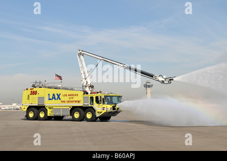 L'un des plus récents l'état de l'art voitures de lutte contre l'incendie à l'Aéroport International de Los Angeles Banque D'Images