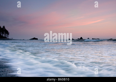 Des nuages roses au dessus de l'océan Pacifique de Ruby Beach Olympic National Park Washington Banque D'Images