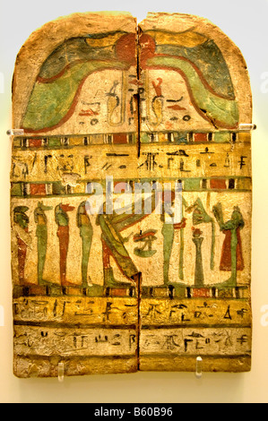 Ornement en bois d'un sarcophage extérieur ou boîte de canopes représentant l'oiseau Ba Egypte archéologie égyptienne Banque D'Images