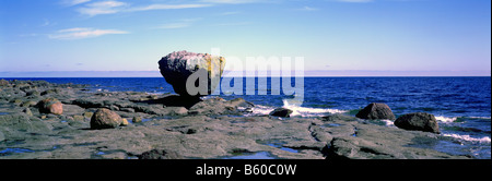 Haida Gwaii (îles de la Reine-Charlotte), le nord de la Colombie-Britannique, British Columbia, Canada - Rock 'balance' près de Skidegate sur l'île Graham Banque D'Images