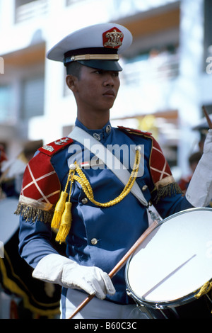 Avec le batteur de tambour de l'Indonésie, membre de la Fanfare de KRI Dewaruci (Dewa Ruci) Grand navire appartenant à la marine indonésienne Banque D'Images