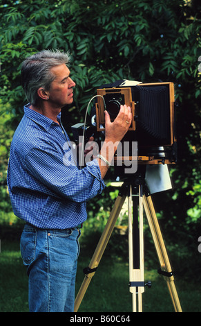 Photographe (auto-portrait) avec Lotus Afficher grand format 5x7 folding. Banque D'Images