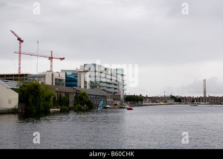 Grand Canal Docks Hanover Quay à Dublin Irlande Vue de la centrale électrique de Ringsend cheminées en arrière-plan Banque D'Images