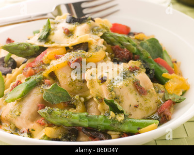 Ravioles aux légumes grillés au pesto de tomates et asperges Sun rougit Banque D'Images