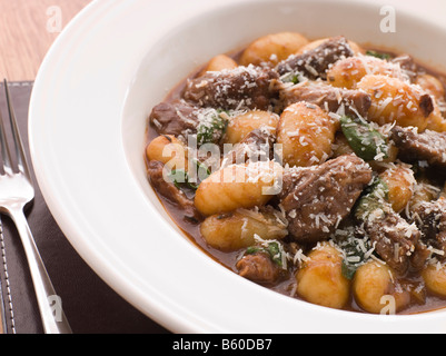 Boeuf braisé au vin rouge avec le basilic et parmesan Gnocchi Banque D'Images