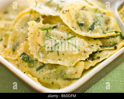 Plat de raviolis ricotta et épinards au beurre et à la Sauge Banque D'Images