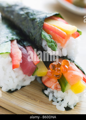 Roulé à la main trois fruits de mer et sushi de légumes Banque D'Images